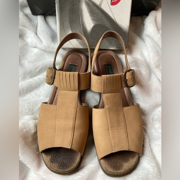 Easy Spirit Tan Leather Sandals - Picture 1 of 11